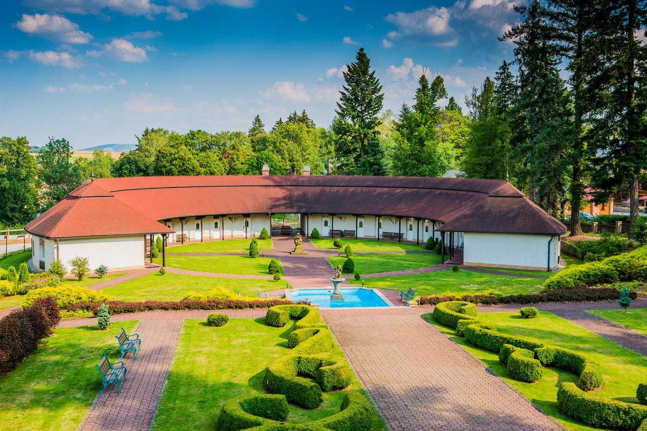 Hotel Veba Броумов Экстерьер фото